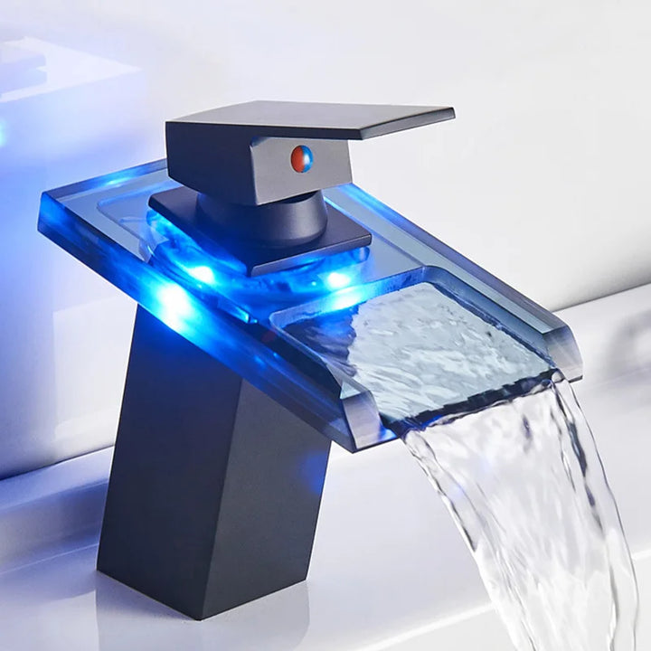 Skanto | LED Messing Kaskade Moderne Kran