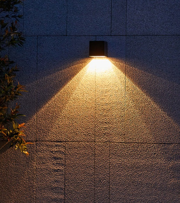 Skanto | GlowBeam – Elegant Utendørs Vegglampe for Stemningsbelysning