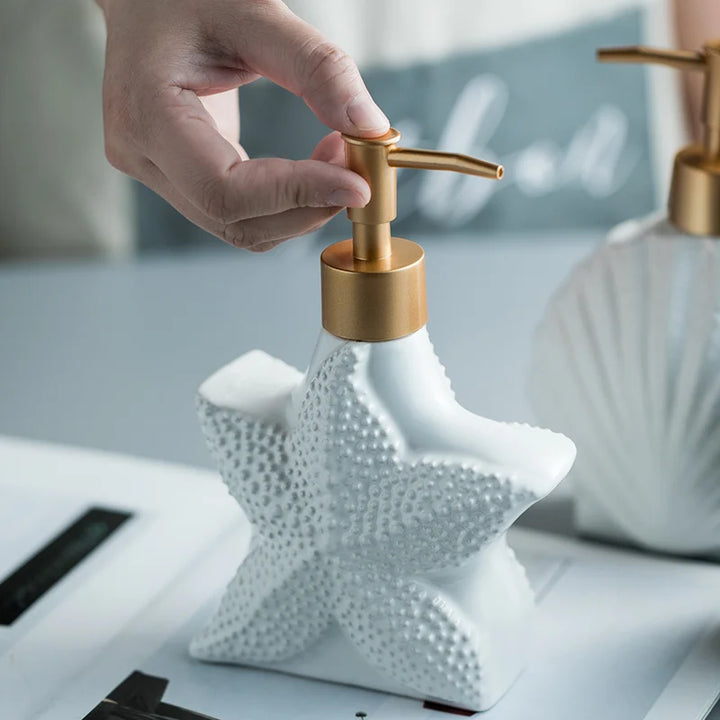 Skanto | AquaNaut Såpedispenser | Maritim Design | Skjell & Stjernefisk Motiv | Badinredning