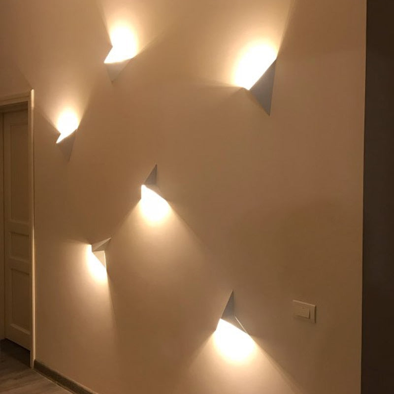 Minimalistisk Triangulær LED Vegglampe | Moderne Design i Svart/Hvit | Perfekt for Stue og Bad | Skanto