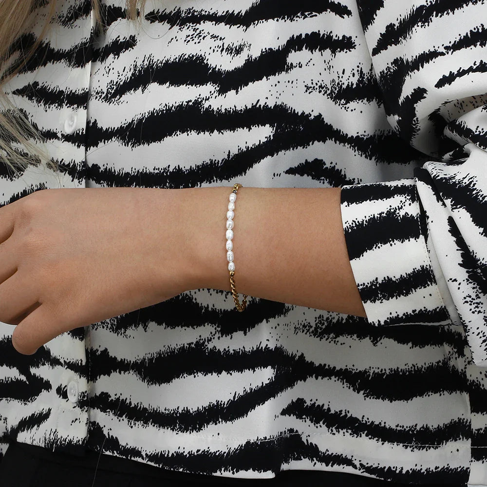 Skanto | Classic Twist Pearl Circle Lock Bracelet
