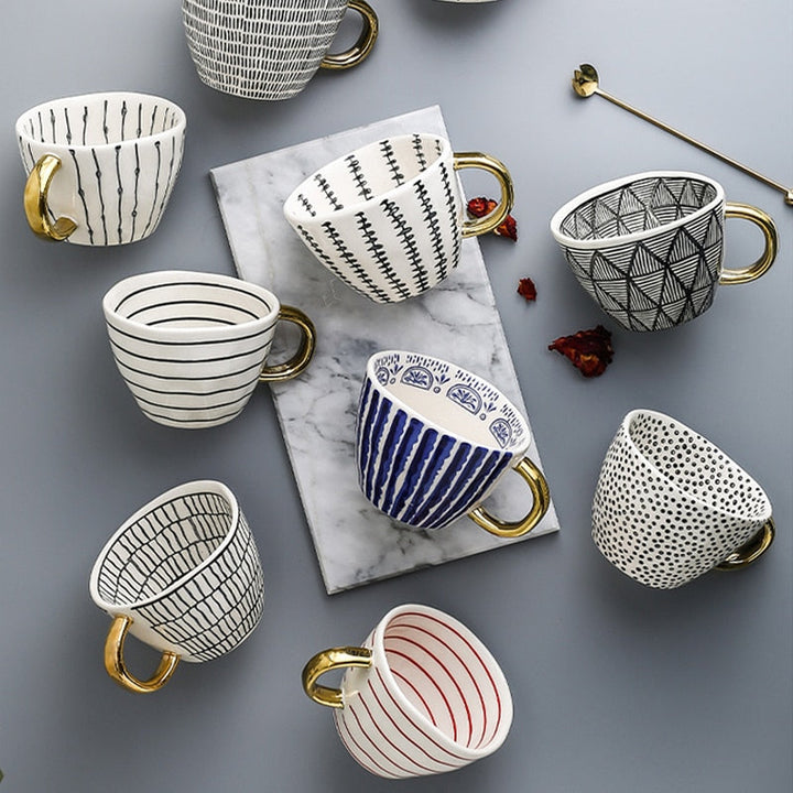 Skanto | Cup med abstrakt geometrisk mønster og gullhåndtak