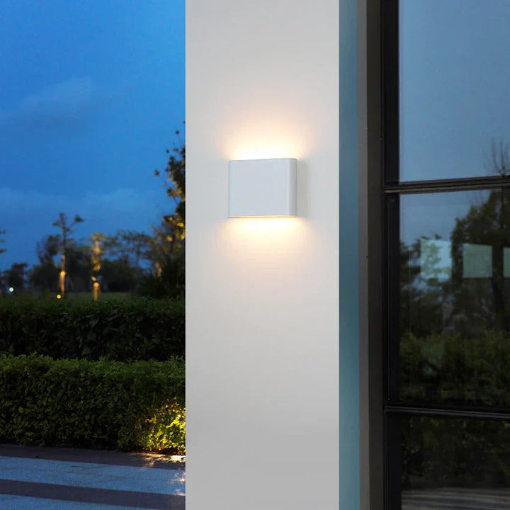 Værbestandig LED vegglampe, Robust dekorativ vegglampe for innendørs og utendørs bruk | Skanto