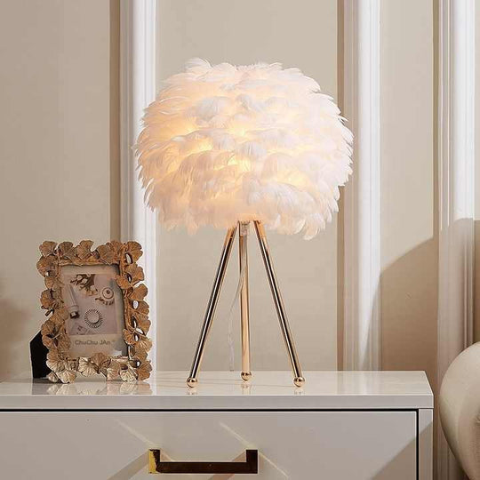 Skanto | Dimmbar Bordlampe med Luksuriøse Fjær – Pluma