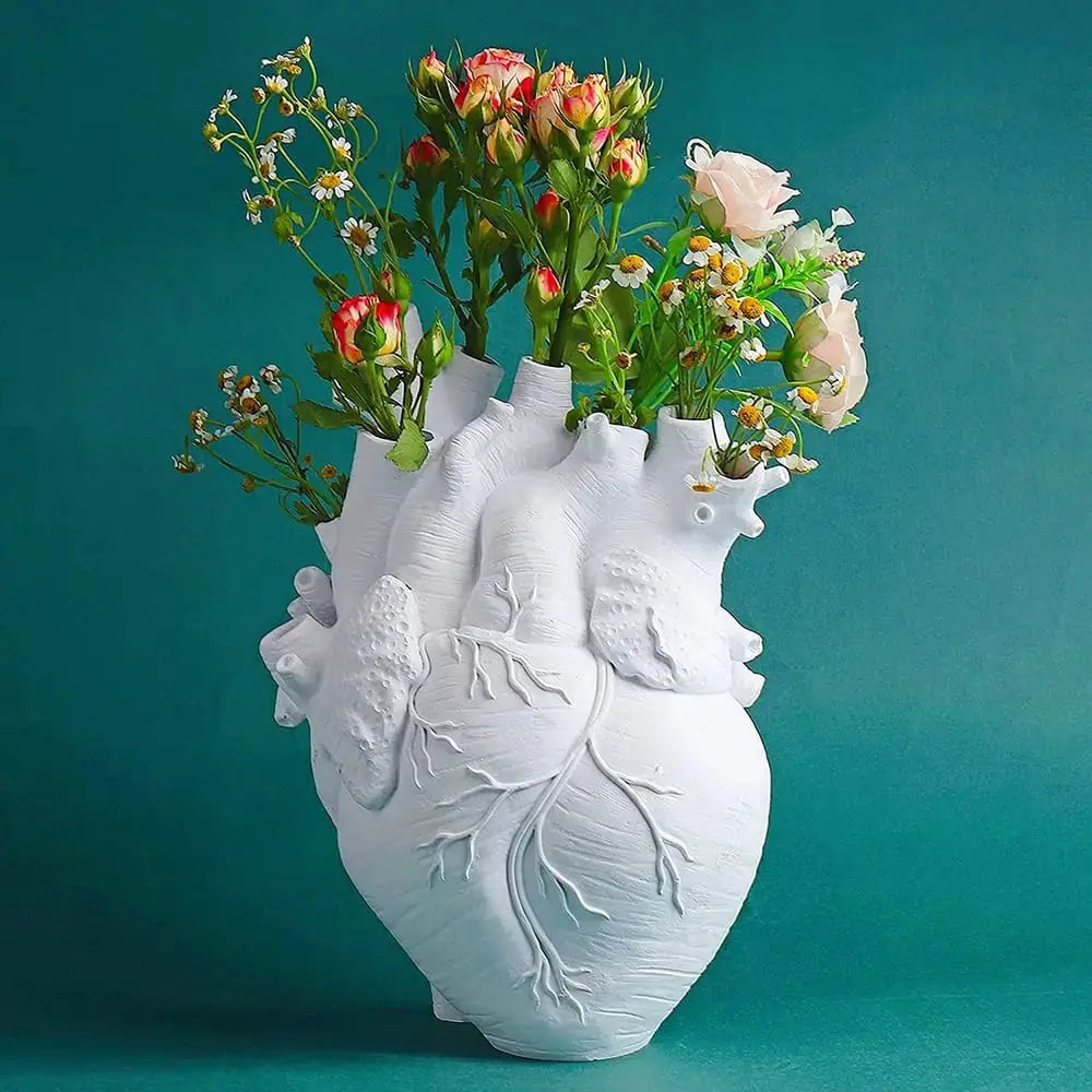 Hjerteformet kunstvase – Kreativ beholder i anatomisk design laget av harpiks