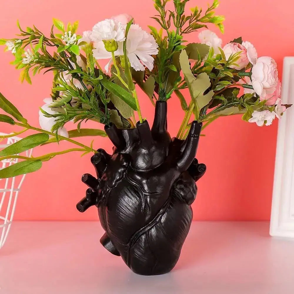 Hjerteformet kunstvase – Kreativ beholder i anatomisk design laget av harpiks