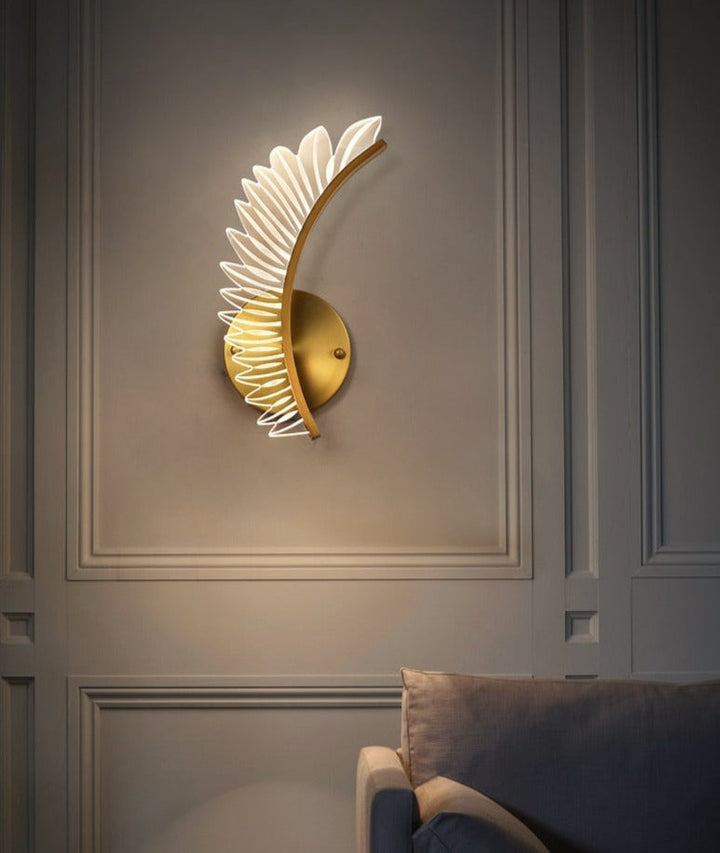 Skanto | Vegglampe med naturinspirert gyllen vinge motiv