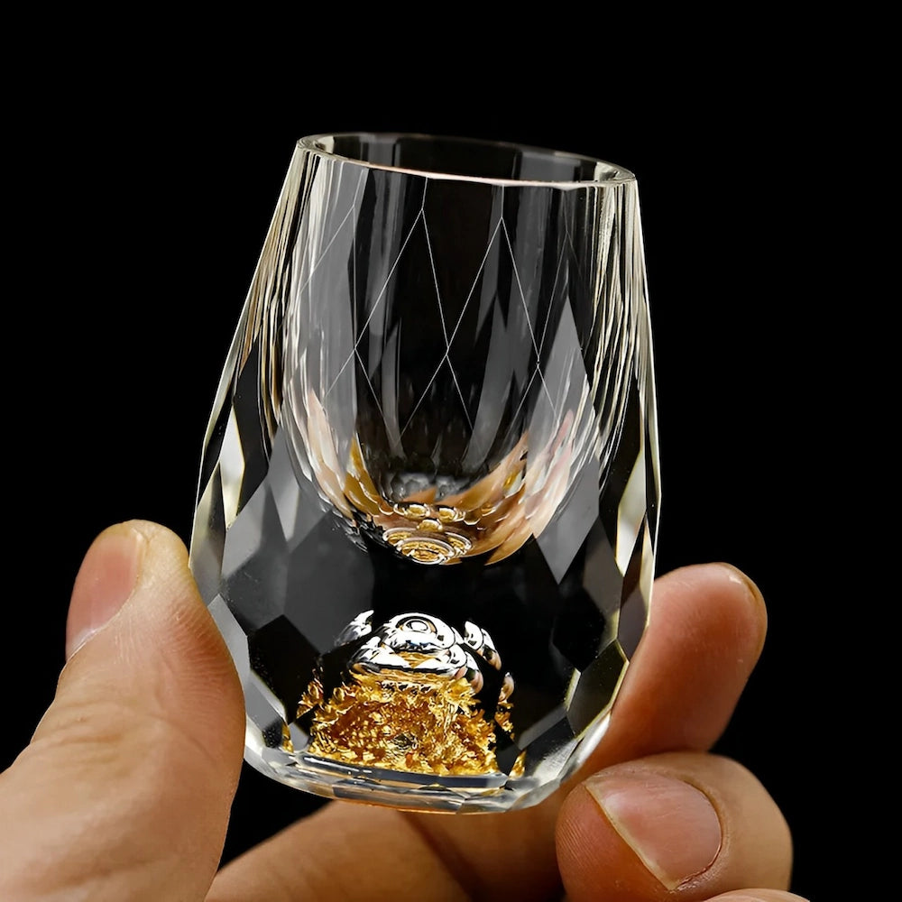 Luksus krystallglass med gullflak – Håndlaget – Sett med 2 – For whisky og premium drikker | Skanto
