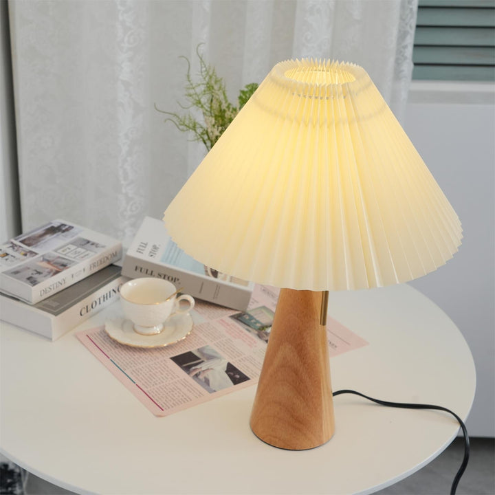 Skanto | AntiqueRadiance – Elegant Tre og Metall Bordlampe