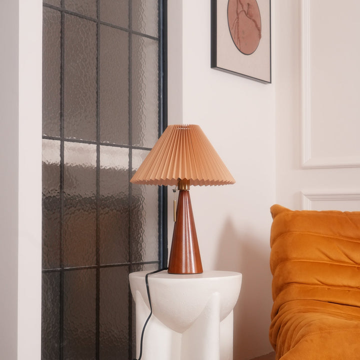 Skanto | AntiqueRadiance – Elegant Tre og Metall Bordlampe