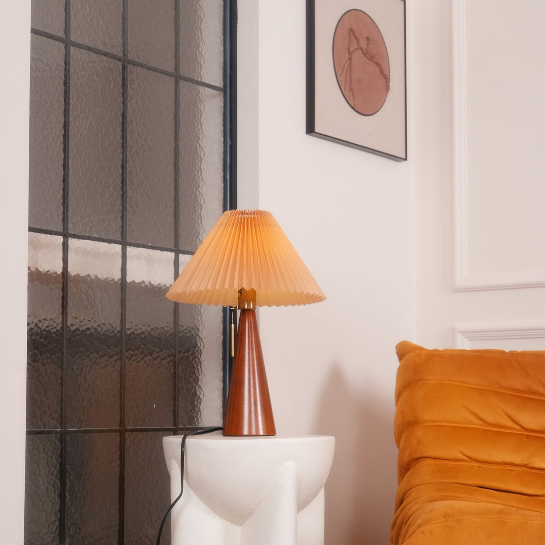 Skanto | AntiqueRadiance – Elegant Tre og Metall Bordlampe