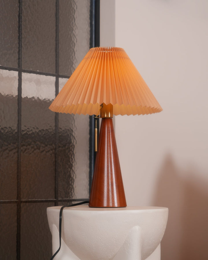 Skanto | AntiqueRadiance – Elegant Tre og Metall Bordlampe