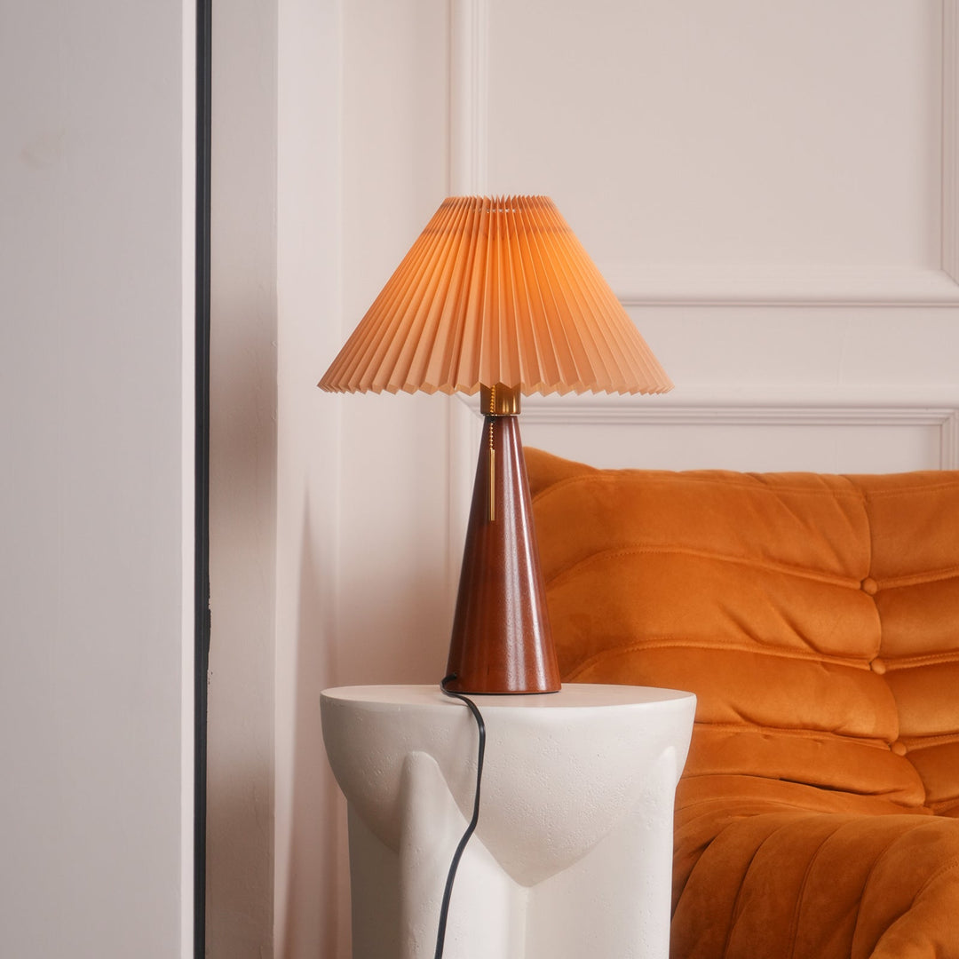 Skanto | AntiqueRadiance – Elegant Tre og Metall Bordlampe