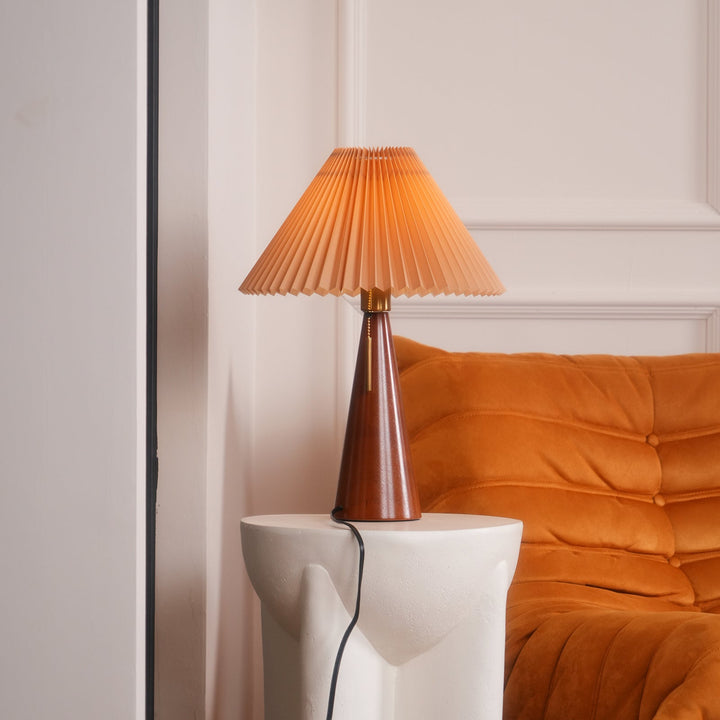 Skanto | AntiqueRadiance – Elegant Tre og Metall Bordlampe