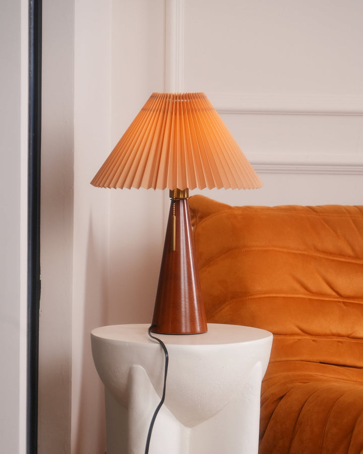 Skanto | AntiqueRadiance – Elegant Tre og Metall Bordlampe