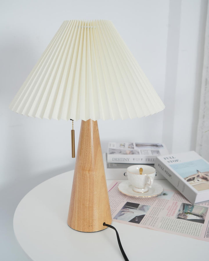 Skanto | AntiqueRadiance – Elegant Tre og Metall Bordlampe