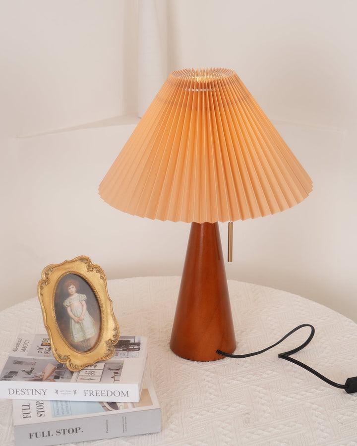 Skanto | AntiqueRadiance – Elegant Tre og Metall Bordlampe