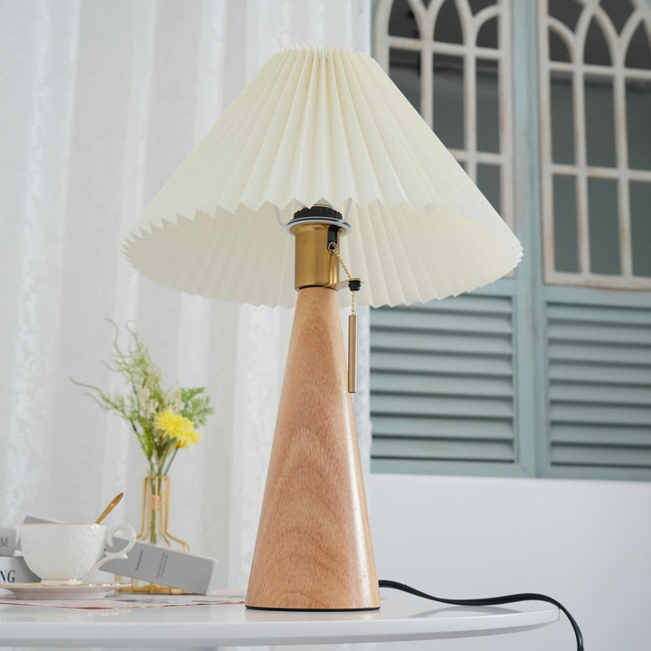 Skanto | AntiqueRadiance – Elegant Tre og Metall Bordlampe