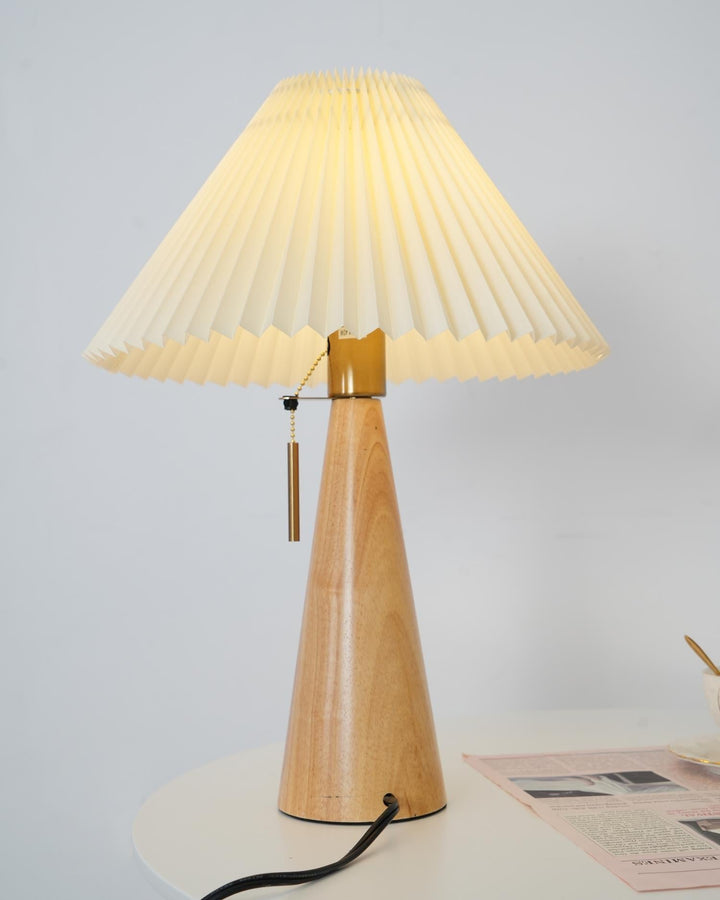 Skanto | AntiqueRadiance – Elegant Tre og Metall Bordlampe