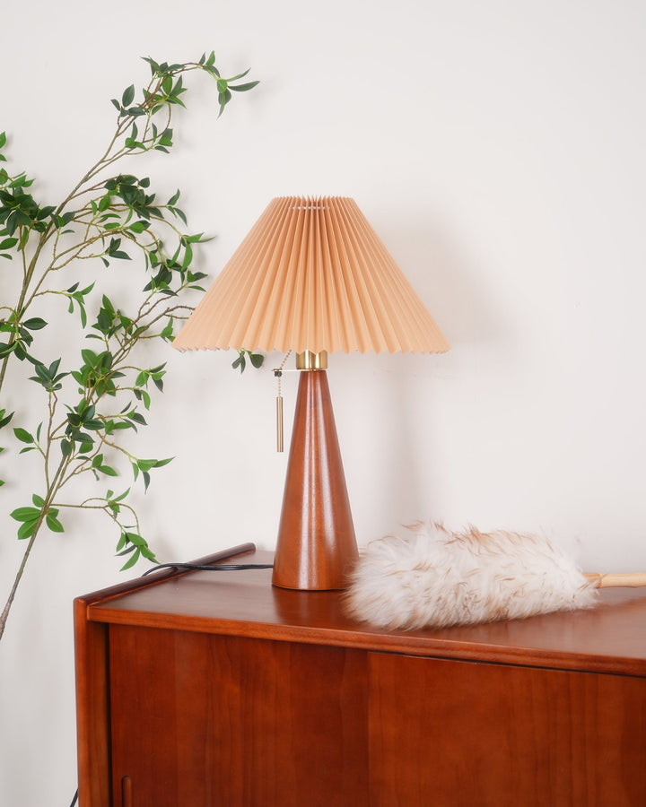 Skanto | AntiqueRadiance – Elegant Tre og Metall Bordlampe