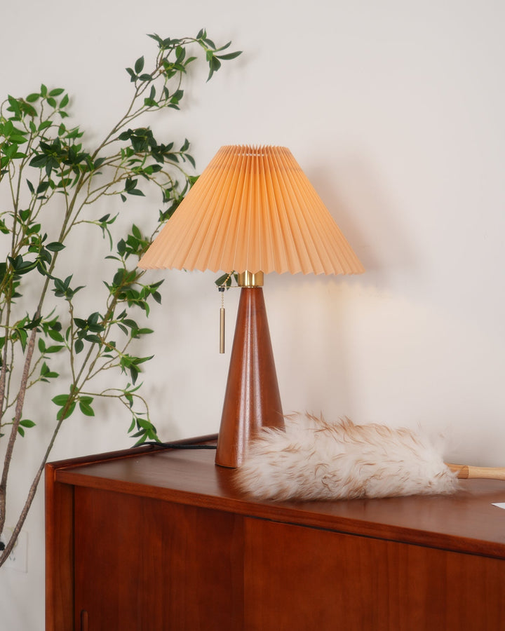 Skanto | AntiqueRadiance – Elegant Tre og Metall Bordlampe