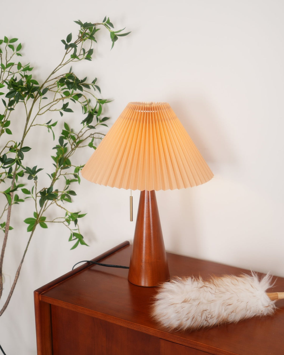 Skanto | AntiqueRadiance – Elegant Tre og Metall Bordlampe