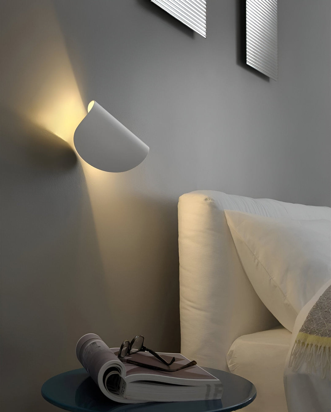 Skanto | Svingbar Metallvegglampe med Bøyd Design, Ideell for Ethvert Rom