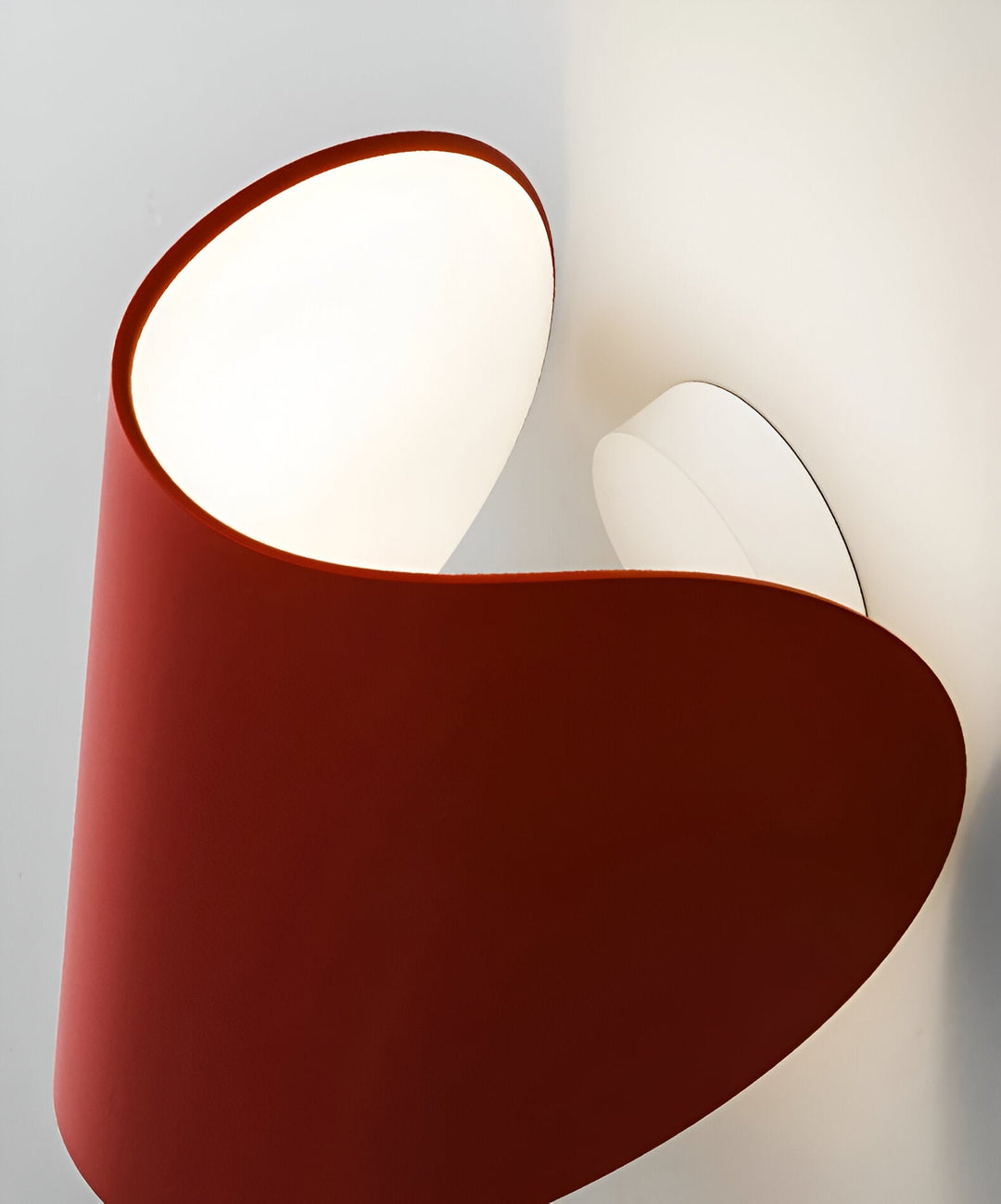 Skanto | Svingbar Metallvegglampe med Bøyd Design, Ideell for Ethvert Rom