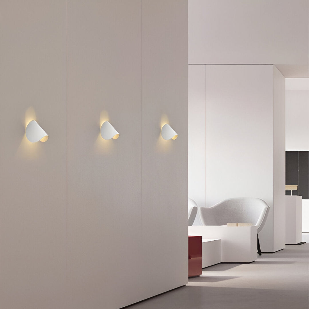 Skanto | Svingbar Metallvegglampe med Bøyd Design, Ideell for Ethvert Rom