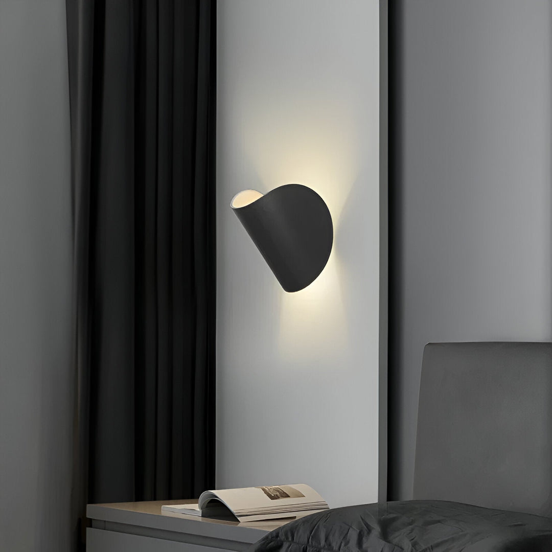 Skanto | Svingbar Metallvegglampe med Bøyd Design, Ideell for Ethvert Rom