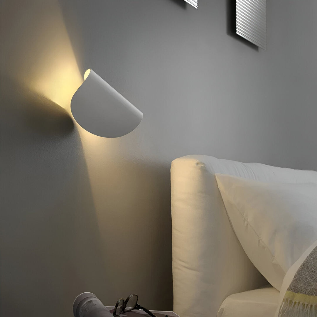 Skanto | Svingbar Metallvegglampe med Bøyd Design, Ideell for Ethvert Rom