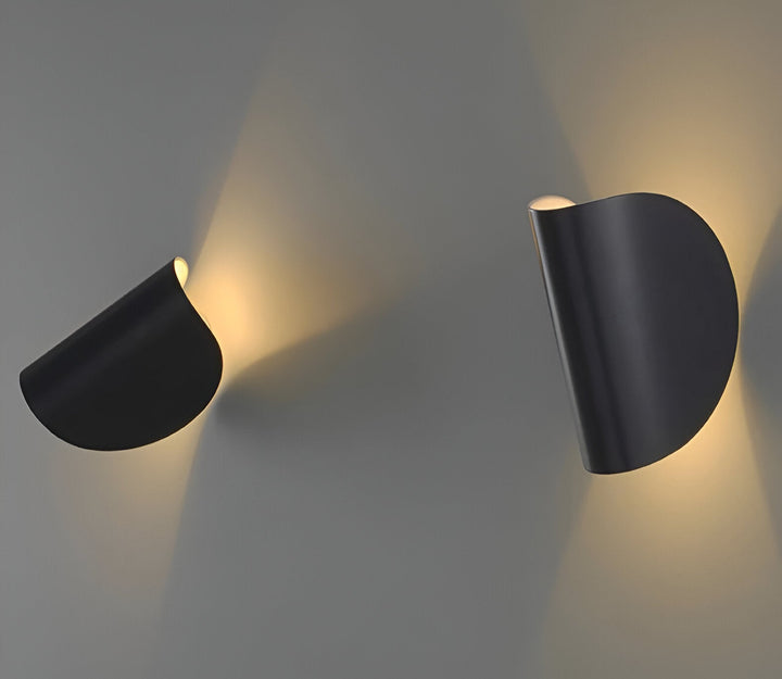 Skanto | Svingbar Metallvegglampe med Bøyd Design, Ideell for Ethvert Rom