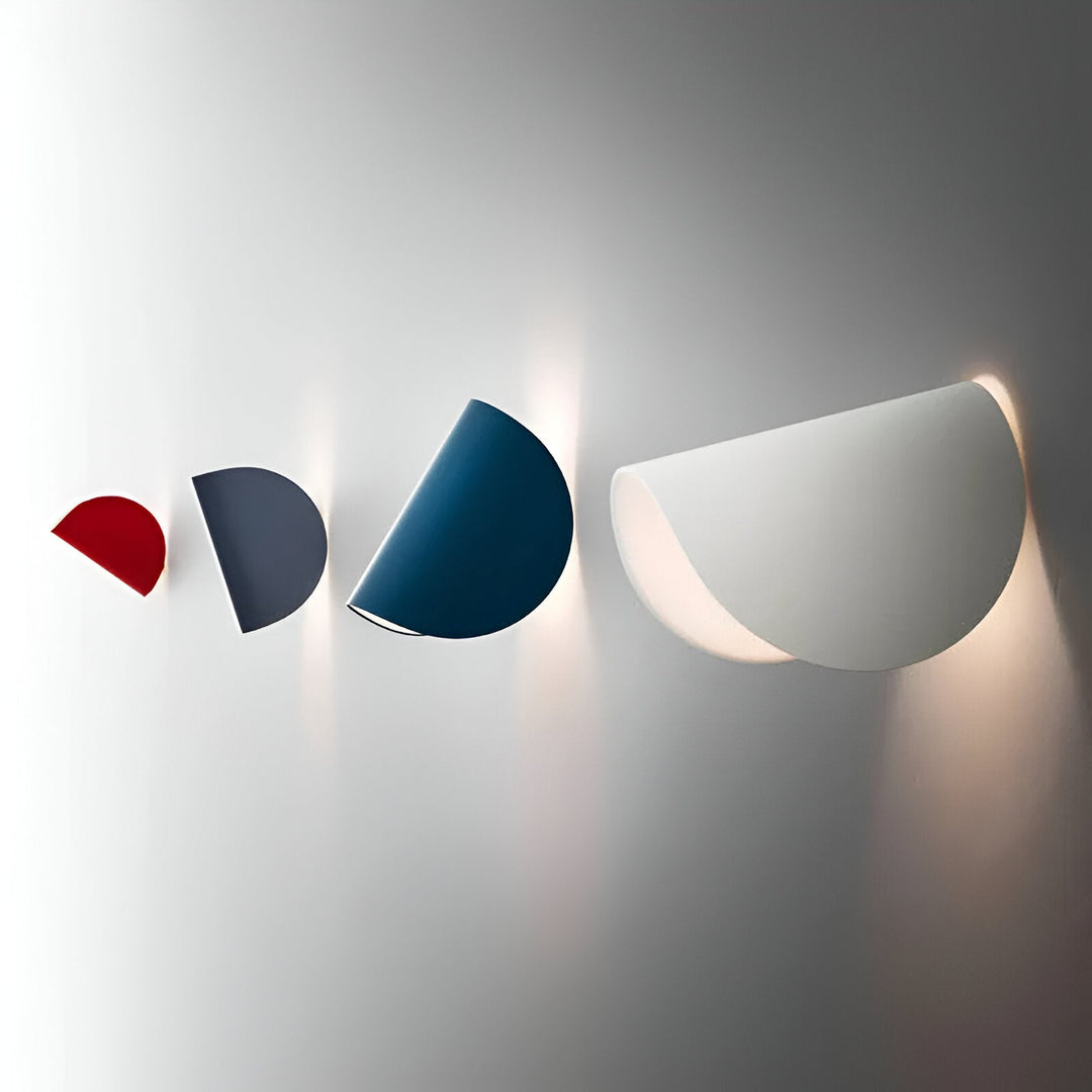 Skanto | Svingbar Metallvegglampe med Bøyd Design, Ideell for Ethvert Rom