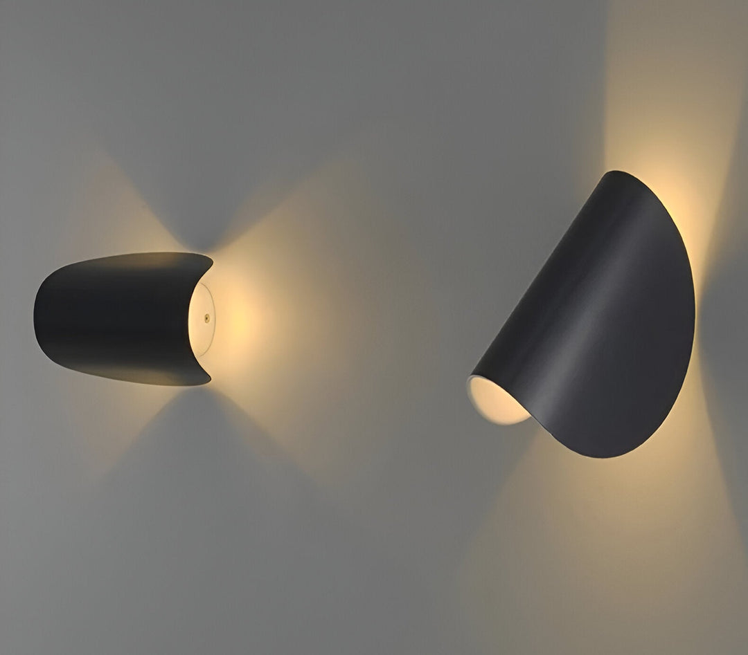 Skanto | Svingbar Metallvegglampe med Bøyd Design, Ideell for Ethvert Rom