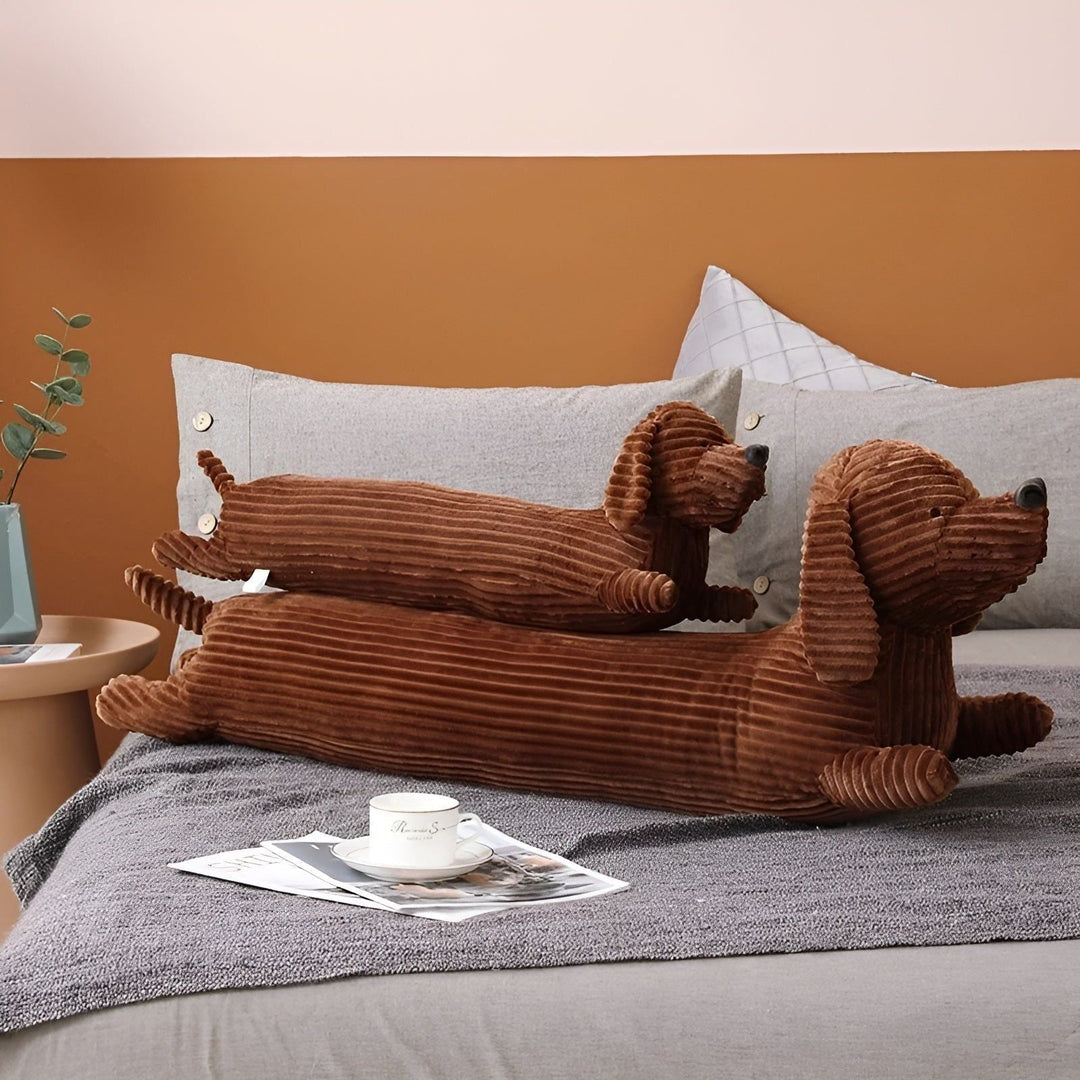 SnuggleHound Pillow – Ergonomisk Dachshund Plysjpute