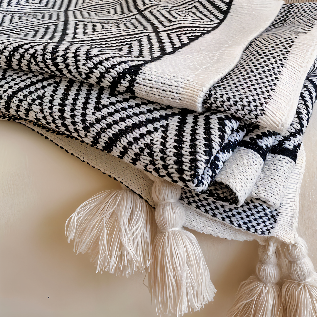 Skanto | POLYSTRIPE – Koselig svart-hvit geometrisk fleece-teppe