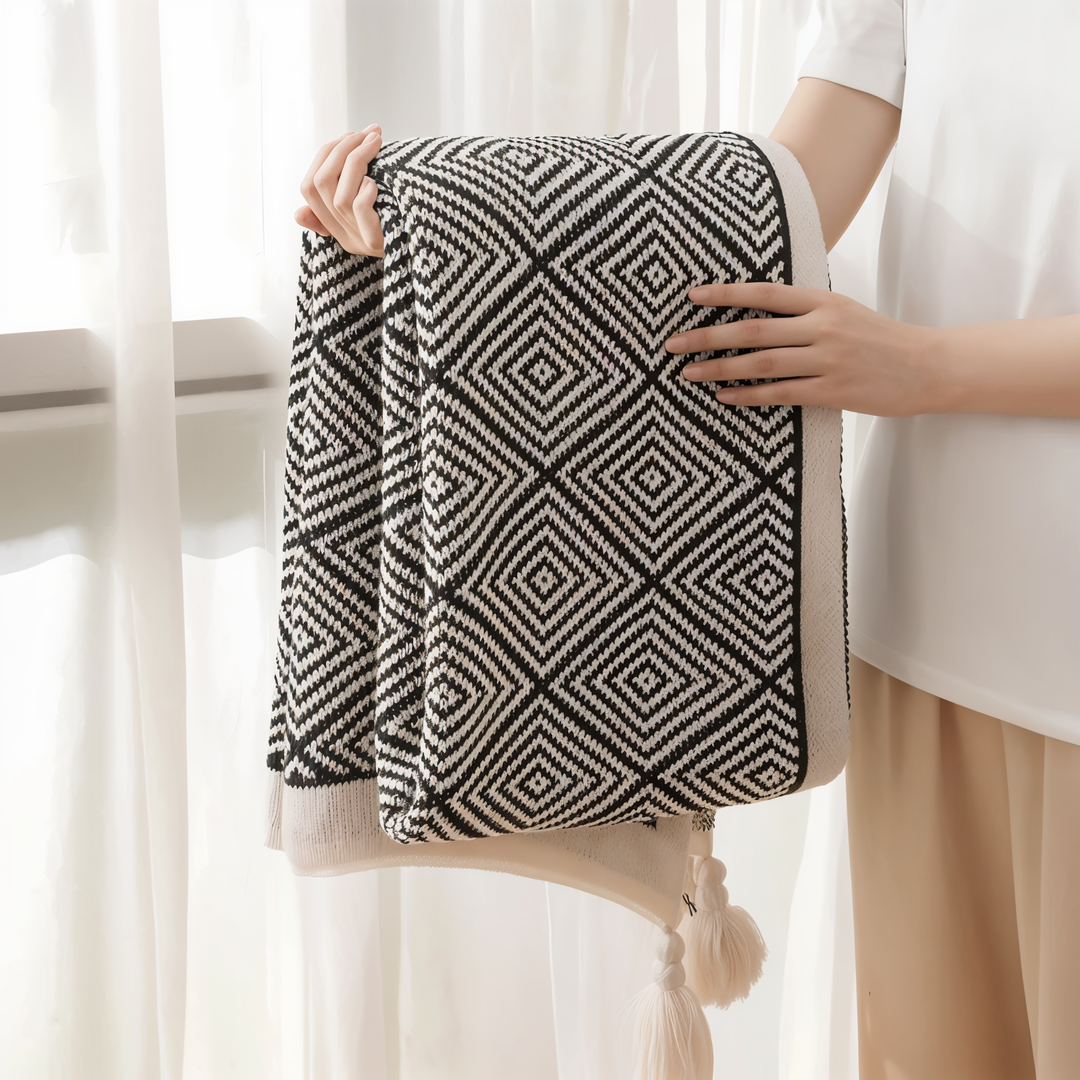 Skanto | POLYSTRIPE – Koselig svart-hvit geometrisk fleece-teppe
