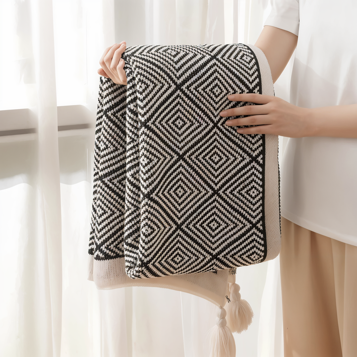 Skanto | POLYSTRIPE – Koselig svart-hvit geometrisk fleece-teppe