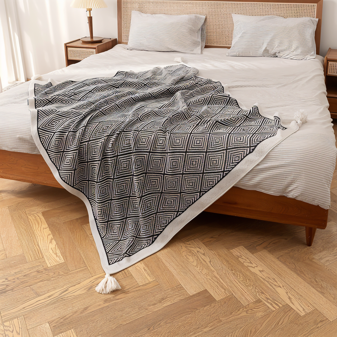 Skanto | POLYSTRIPE – Koselig svart-hvit geometrisk fleece-teppe