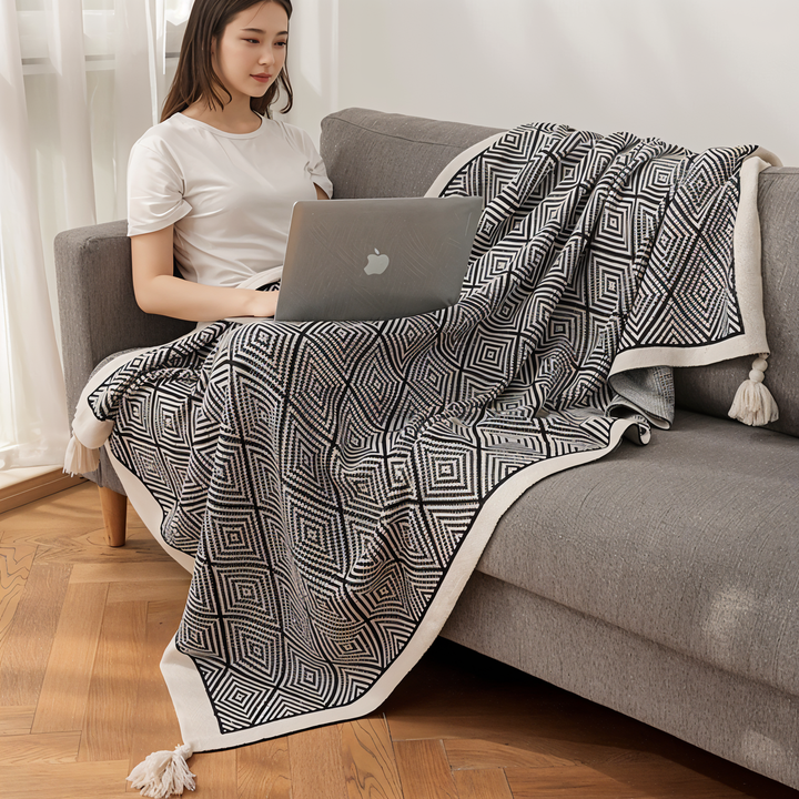 Skanto | POLYSTRIPE – Koselig svart-hvit geometrisk fleece-teppe