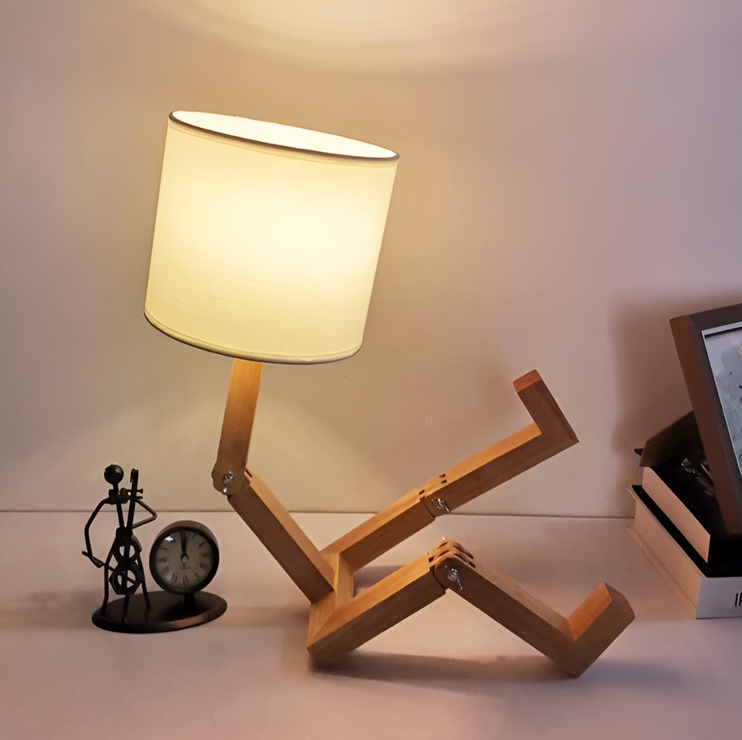 Fleksibel Robot Skrivebord Lampe Laget av Massivt Tre – LumoBot | Skanto