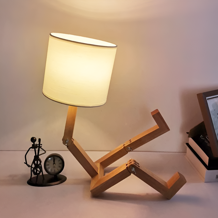 Fleksibel Robot Skrivebord Lampe Laget av Massivt Tre – LumoBot | Skanto