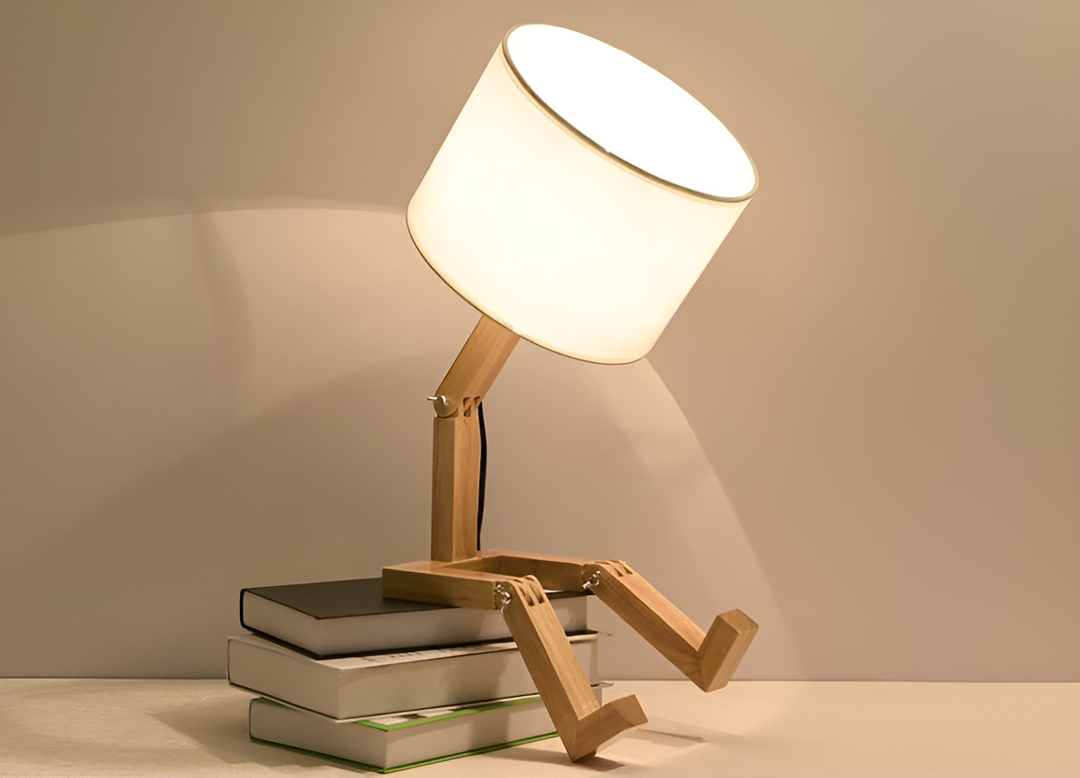 Fleksibel Robot Skrivebord Lampe Laget av Massivt Tre – LumoBot | Skanto
