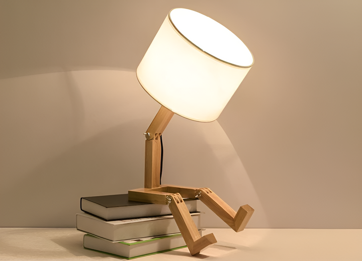 Fleksibel Robot Skrivebord Lampe Laget av Massivt Tre – LumoBot | Skanto