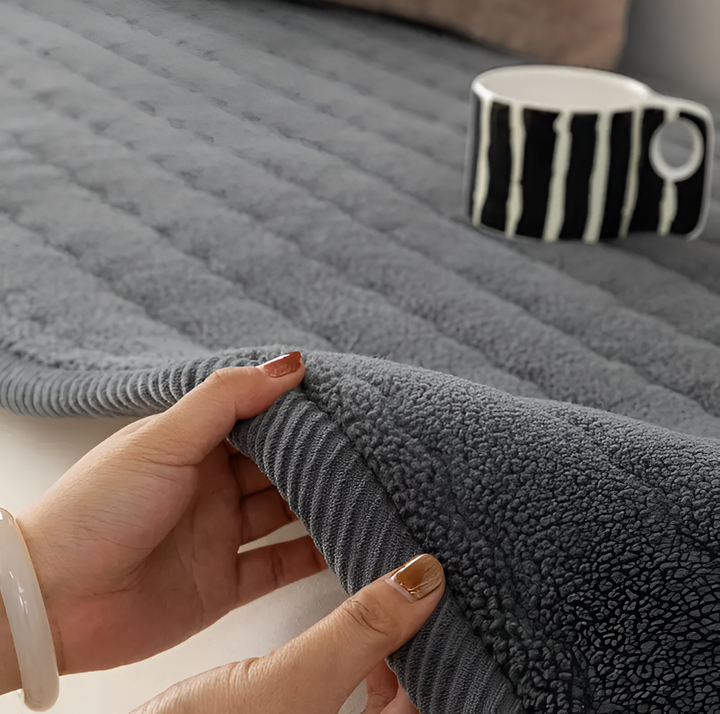 Skanto | PolyesPlush Sofa Cover – Antiskli Dyrevennlig Sofa Beskytter
