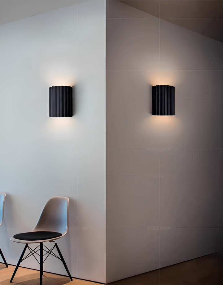 Skanto | Stripete LED vegglampe laget av harpiks for en moderne nordisk atmosfære