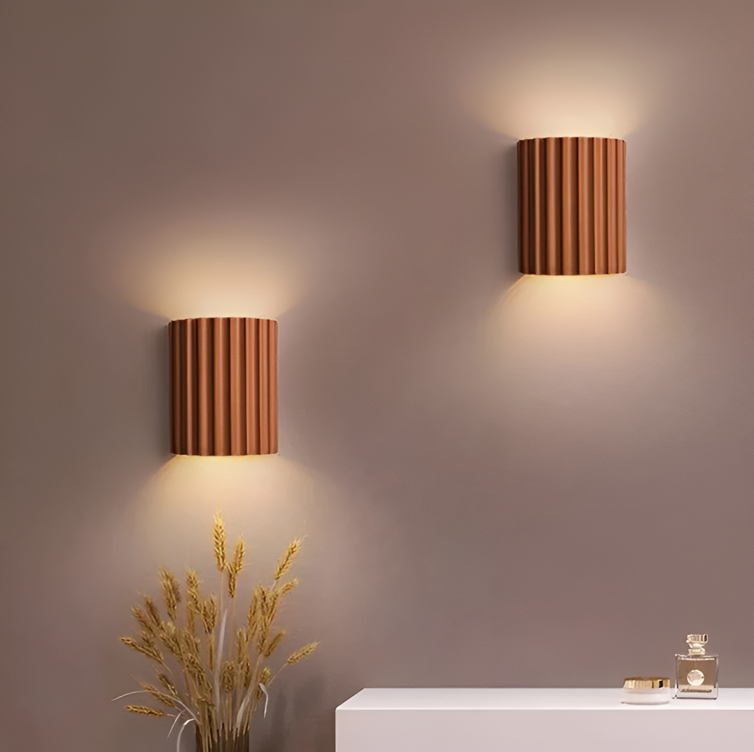 Skanto | Stripete LED vegglampe laget av harpiks for en moderne nordisk atmosfære