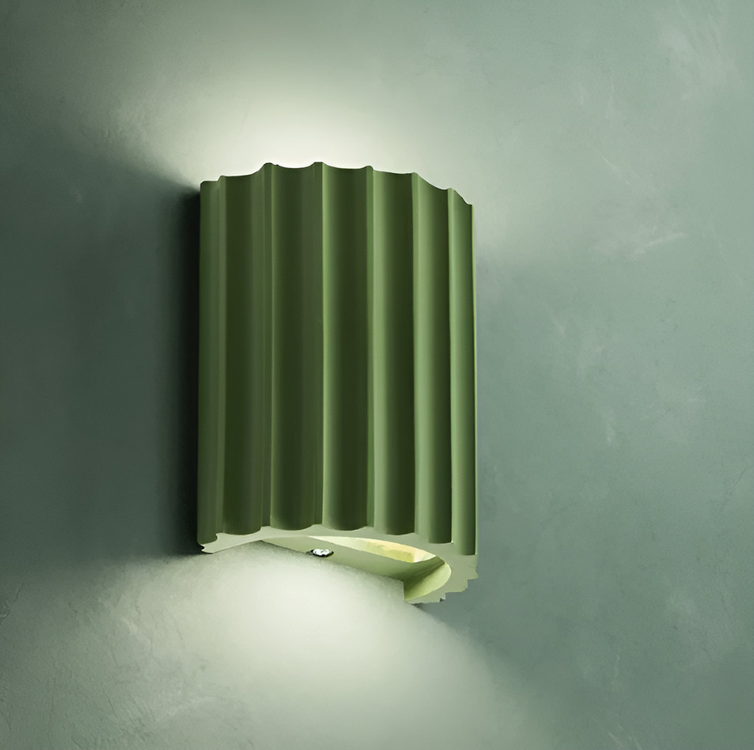 Skanto | Stripete LED vegglampe laget av harpiks for en moderne nordisk atmosfære