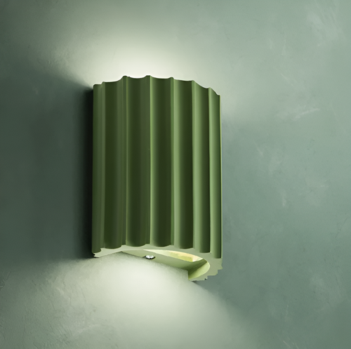 Skanto | Stripete LED vegglampe laget av harpiks for en moderne nordisk atmosfære