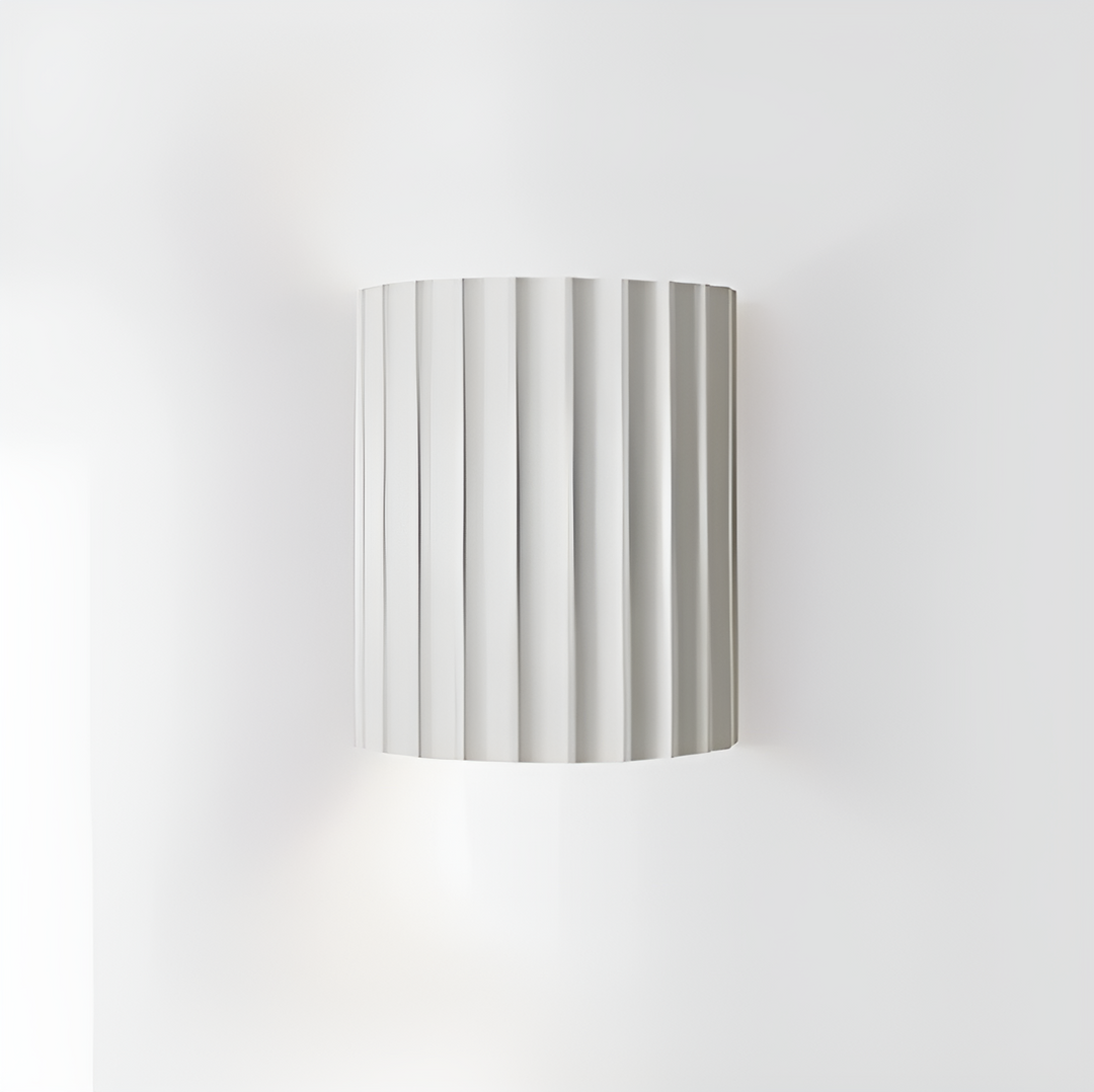 Skanto | Stripete LED vegglampe laget av harpiks for en moderne nordisk atmosfære